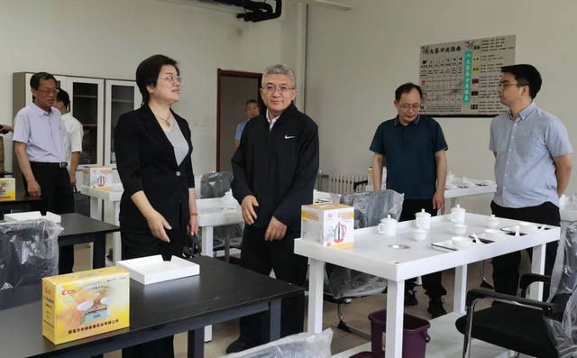 全国总社杭州茶叶研究所党委书记、所长杨秀芳到我校开展调研